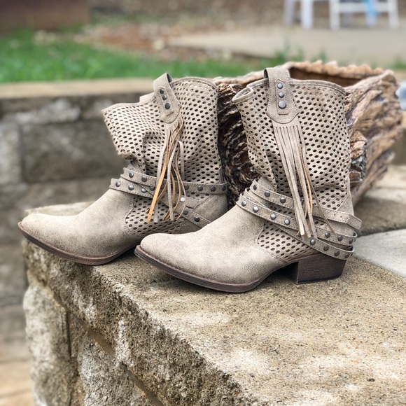 Coconuts by Matisse Boots - Picture 2 of 5